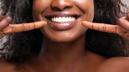 Comment avoir les dents blanches ? Conseils et astuces pour un sourire éclatant.
