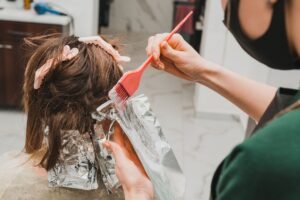 Découvrez la technique de coloration tendance : le balayage inversé sur cheveux blancs.