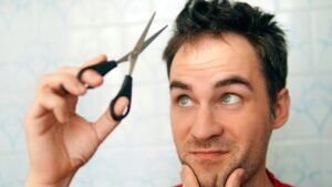 Guide étape par étape pour se couper les cheveux soi-même.