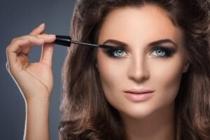 Femme appliquant du mascara waterproof